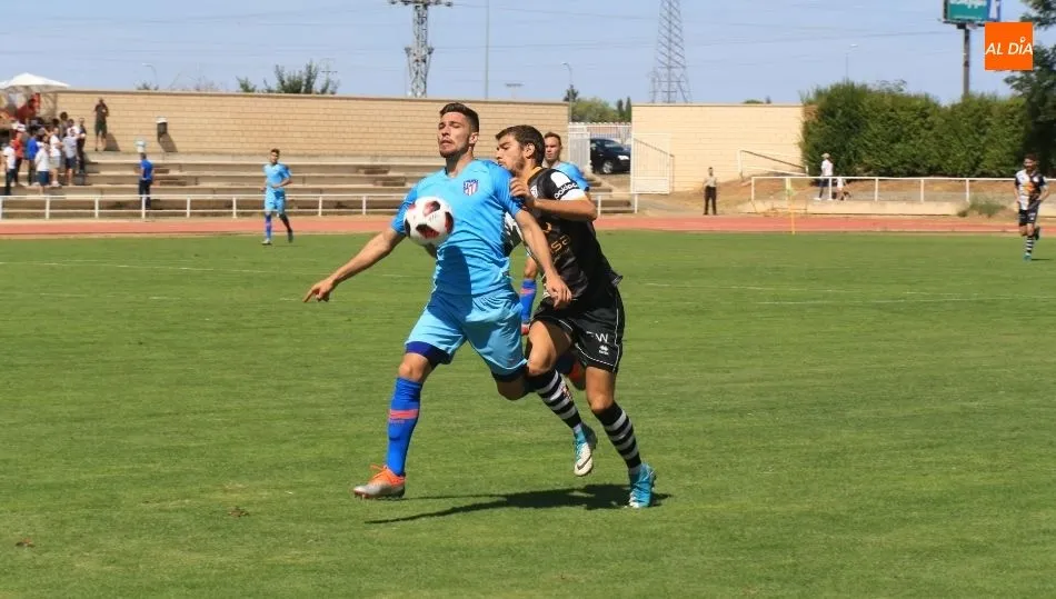 Encuentro igualado entre el filial colchonero, que vistió de azul, y Unionistas. Foto de Alberto Martín