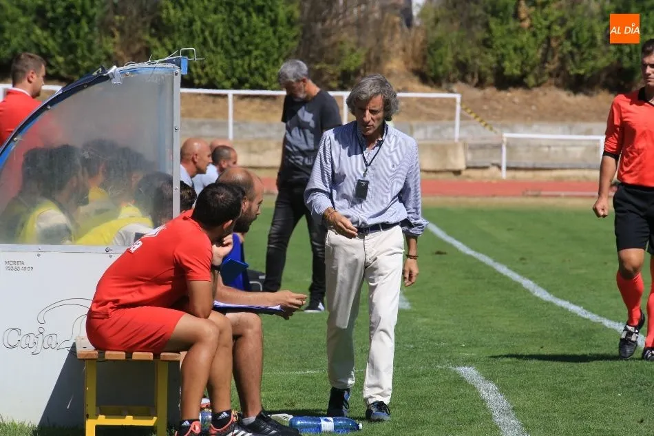 Roberto Aguirre en el área técnica durante el encuentro