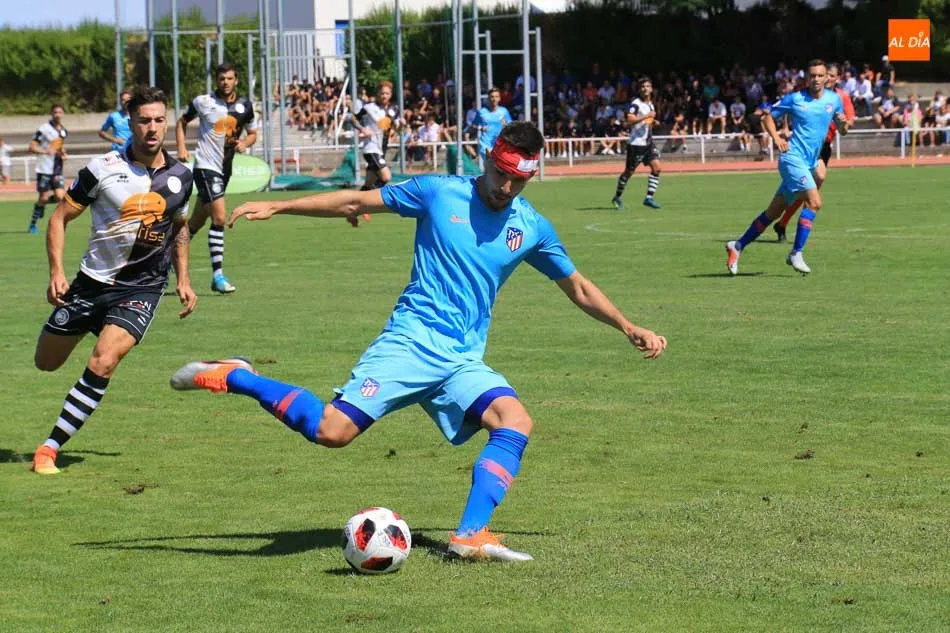 Isaac Manjón presiona a un rival