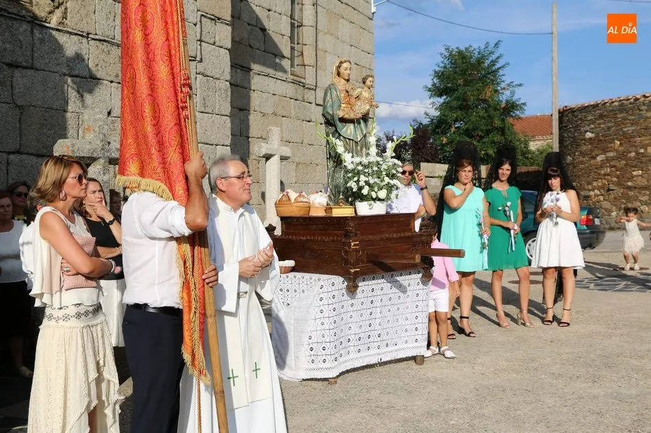Foto 2 - Las m&aacute;s peque&ntilde;as se suman a las fiestas de La Ofrenda en Villares de Yeltes  