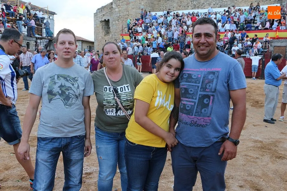Foto 3 - Miranda despide sus festejos con una multitudinaria novillada