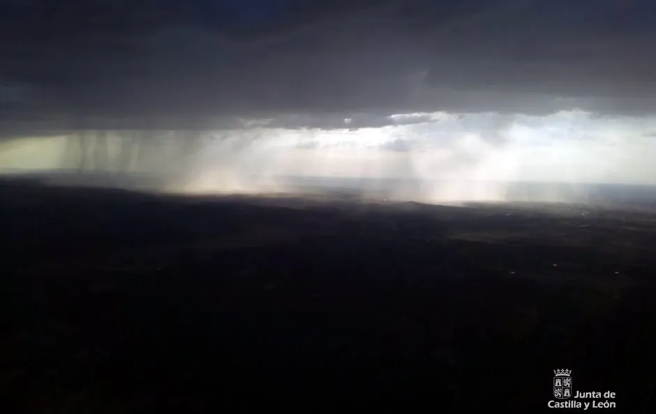 Miróbriga se ve sorprendida por un chaparrón bajo el sol que deja una espectacular imagen  
