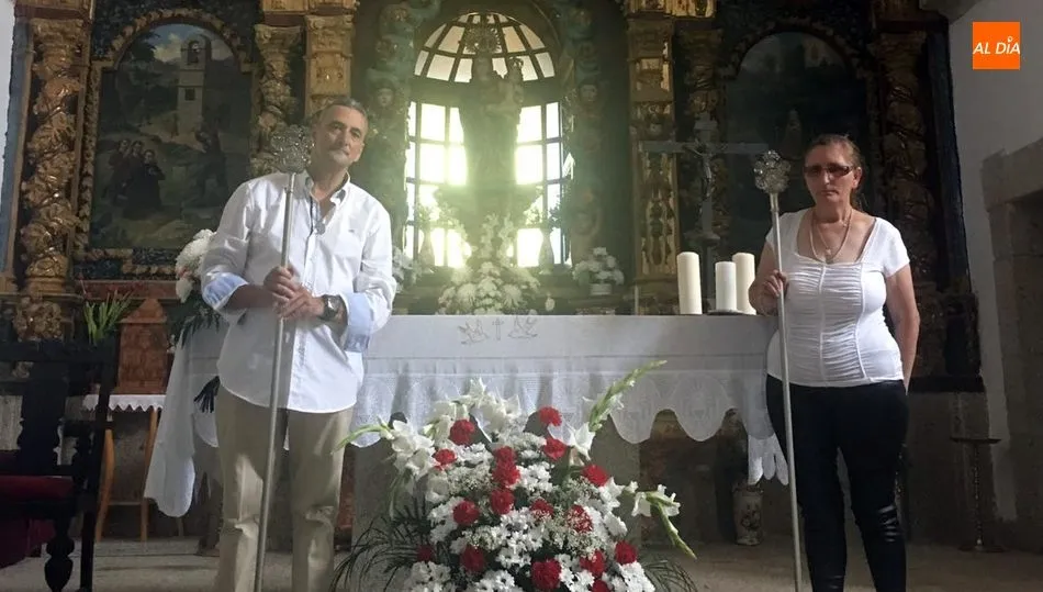 Jose y María tras recibir las varas en la ermita del Castillo