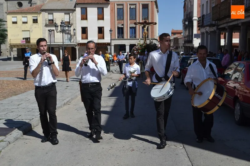 Foto 7 - Respeto y fe pone en las calles a vecinos y fieles para arropar al Cristo de San Luis en su fiesta...