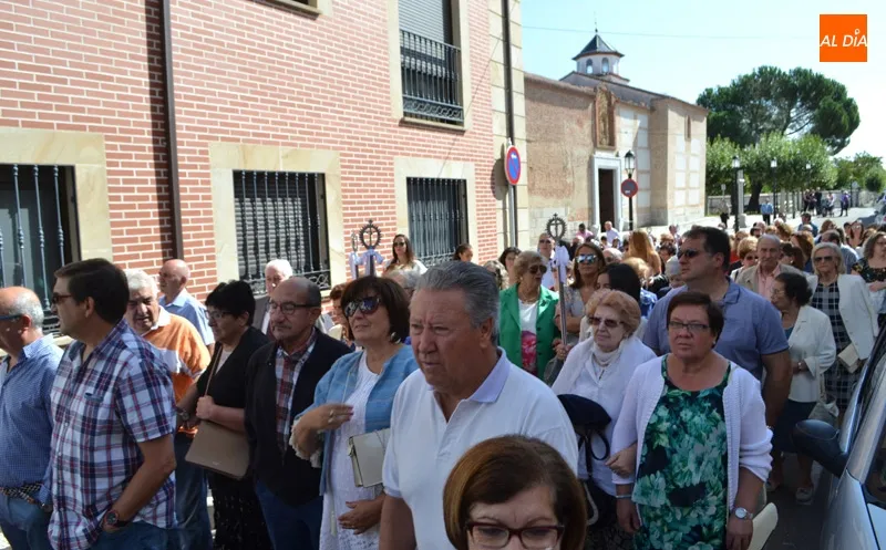 Foto 6 - Respeto y fe pone en las calles a vecinos y fieles para arropar al Cristo de San Luis en su fiesta...