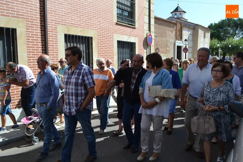 Foto 5 - Respeto y fe pone en las calles a vecinos y fieles para arropar al Cristo de San Luis en su fiesta...