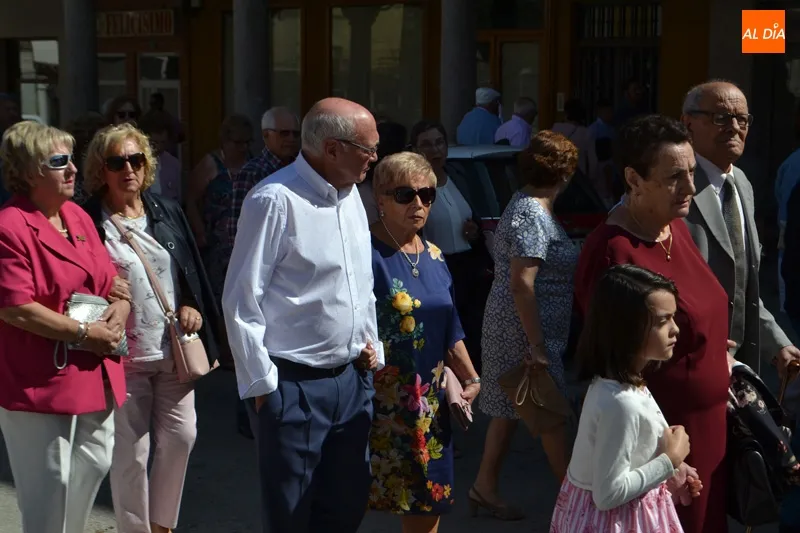 Foto 4 - Respeto y fe pone en las calles a vecinos y fieles para arropar al Cristo de San Luis en su fiesta...