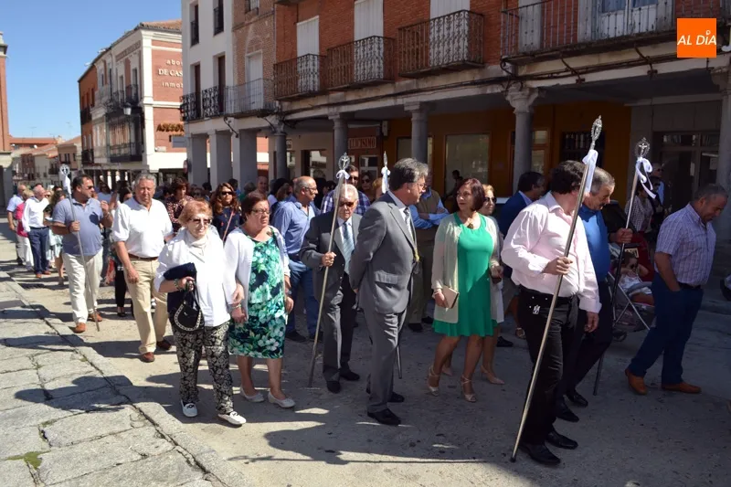Foto 2 - Respeto y fe pone en las calles a vecinos y fieles para arropar al Cristo de San Luis en su fiesta...