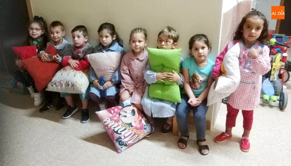 Alumnos del CRA Ribera de Cañedo, en Calzada de Valdunciel, al que acuden menores de esta localidad, Castellanos de Villiquera, Santiz, Topas, Valdelosa y Zamayón