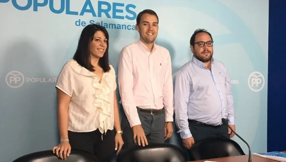 El presidente provincial de NNGG, Ángel Fernández Silva; el secretario regional de NNGG, Daniel Llanos, y la vicesecretaria de representación juvenil de NNGG en Castilla y León, Emma Figuereido