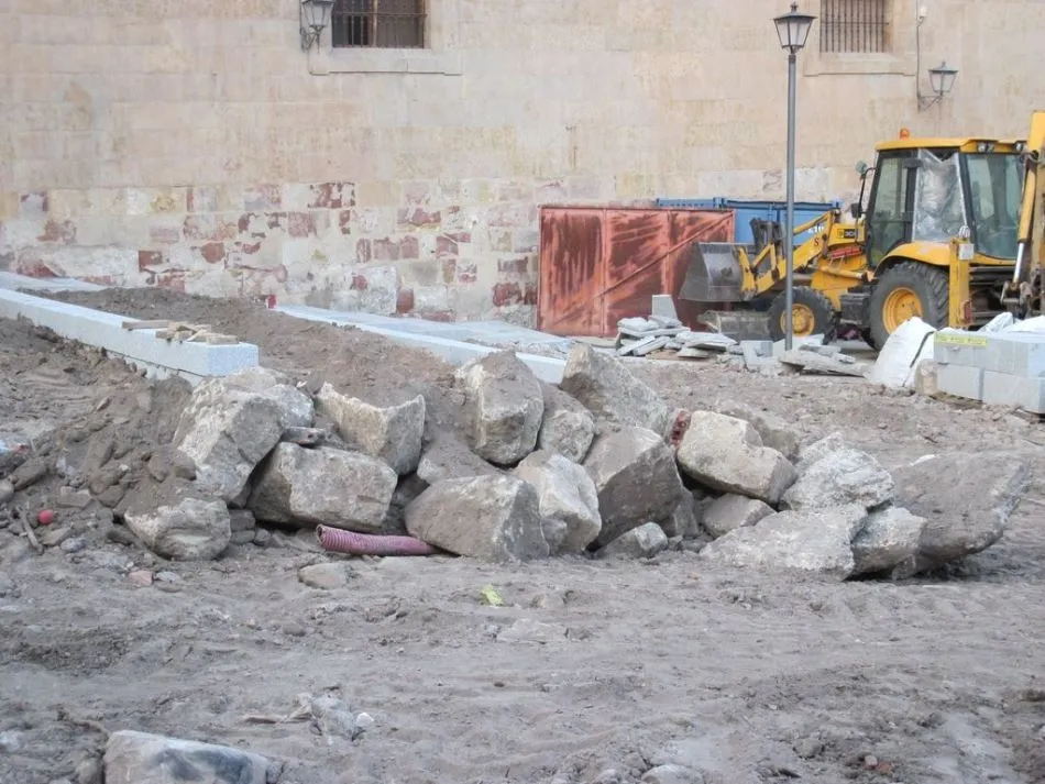 Foto 7 - Reiteran la necesidad de estudiar los restos arquitect&oacute;nicos descubiertos en la Plaza de los Leones