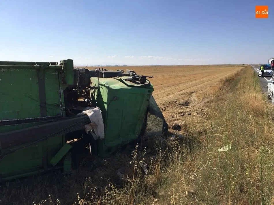 Foto 6 - Herido tras volcar su cami&oacute;n entre Paradinas de San Juan y Pe&ntilde;aranda