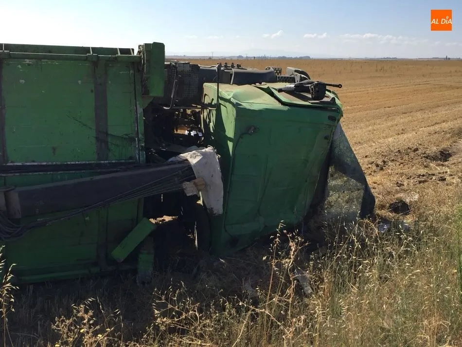 Foto 4 - Herido tras volcar su cami&oacute;n entre Paradinas de San Juan y Pe&ntilde;aranda