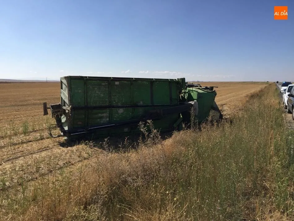 Foto 2 - Herido tras volcar su cami&oacute;n entre Paradinas de San Juan y Pe&ntilde;aranda