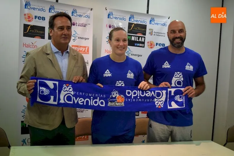 Elin Eldebrik junto a Jorge Recio y Lino López