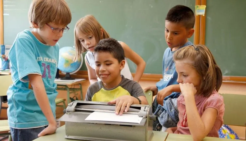 El 99,6% de este alumnado se escolariza en centros educativos ordinarios respondiendo al principio de una enseñanza inclusiva