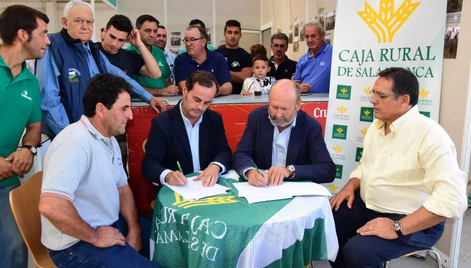 El vicepresidente de la Asociación de Criadores de Ganado Vacuno Charoles de España, Emilio José Ortega Holgado, y el presidente de Caja Rural de Salamanca, Ernesto Moronta, en la firma del convenio