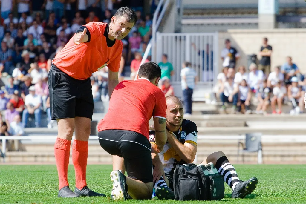 Adrián Llano en el momento de la lesión. Imagen: Unionistas
