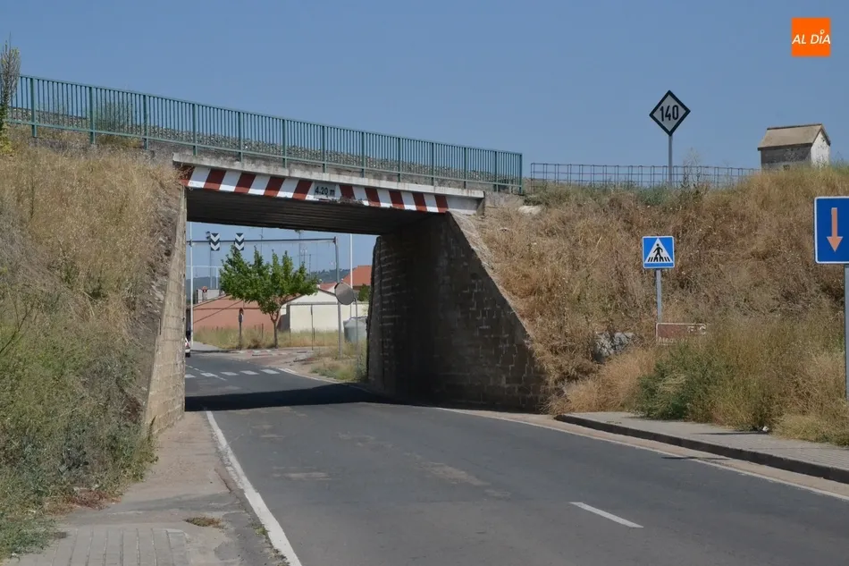 Sale a licitación la construcción del paso peatonal bajo la vía del tren, que tendrá 3 metros...