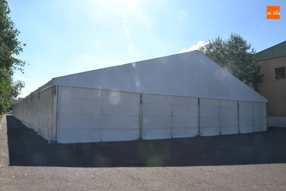 Foto 2 - La gran carpa festiva ya preside el Pol&iacute;gono de Los Chabarcones  