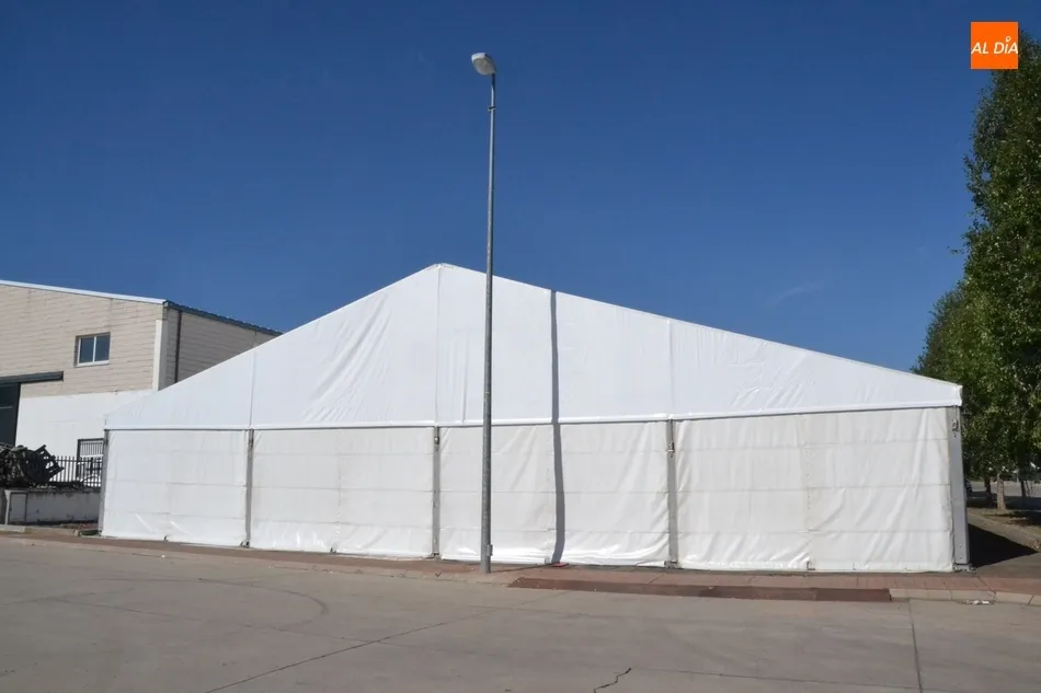 La gran carpa festiva ya preside el Polígono de Los Chabarcones  