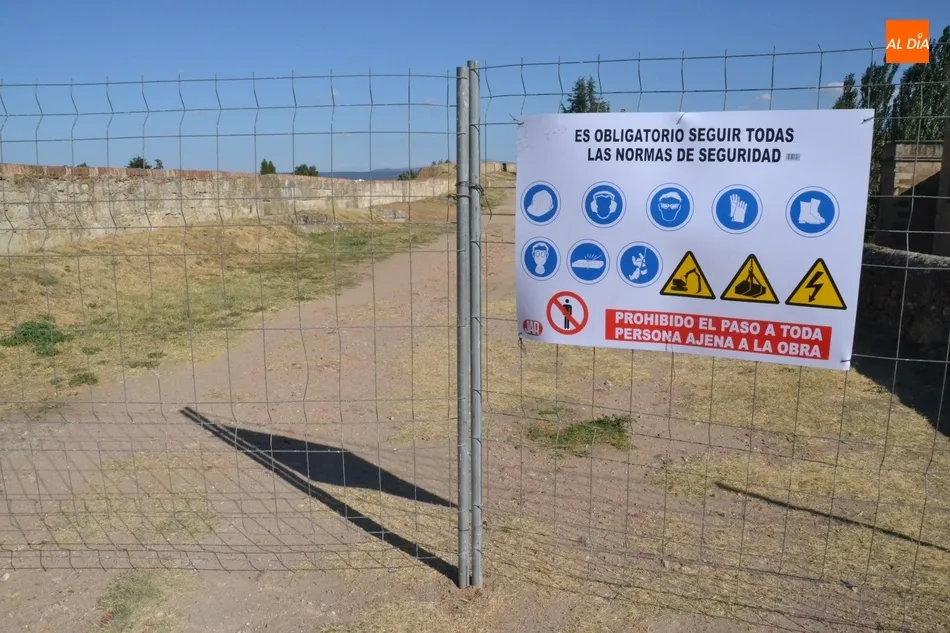 Cortado al tránsito parte del adarve de la muralla al iniciarse las nuevas obras de reforma  