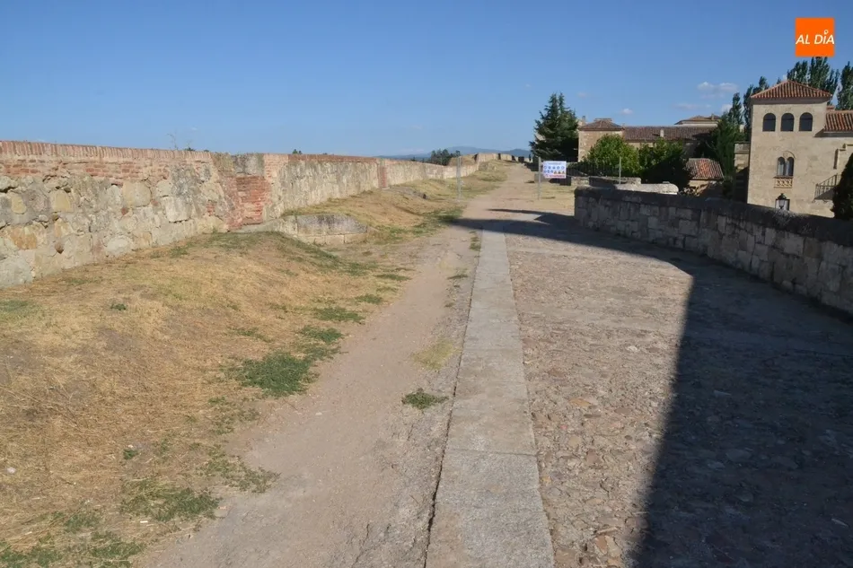 Foto 7 - Cortado al tr&aacute;nsito parte del adarve de la muralla al iniciarse las nuevas obras de reforma  