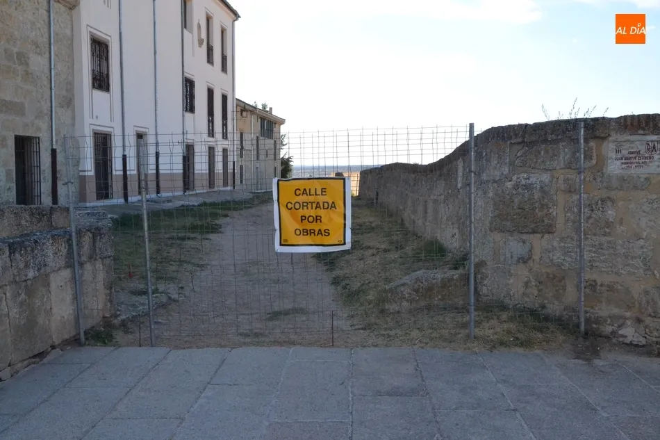 Foto 5 - Cortado al tr&aacute;nsito parte del adarve de la muralla al iniciarse las nuevas obras de reforma  