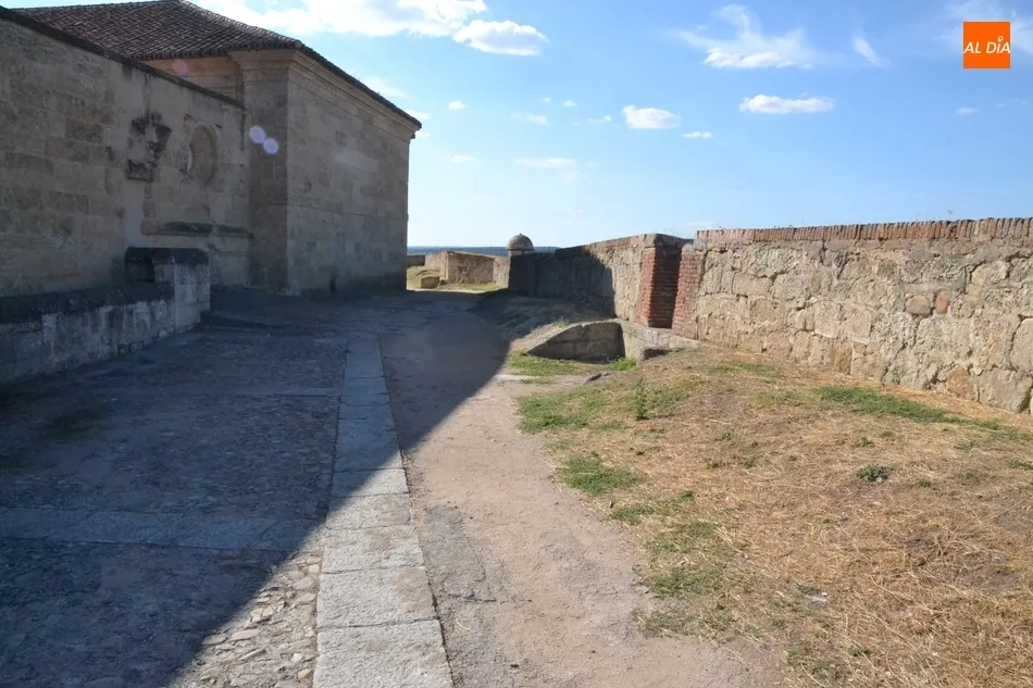 Foto 6 - Cortado al tr&aacute;nsito parte del adarve de la muralla al iniciarse las nuevas obras de reforma  