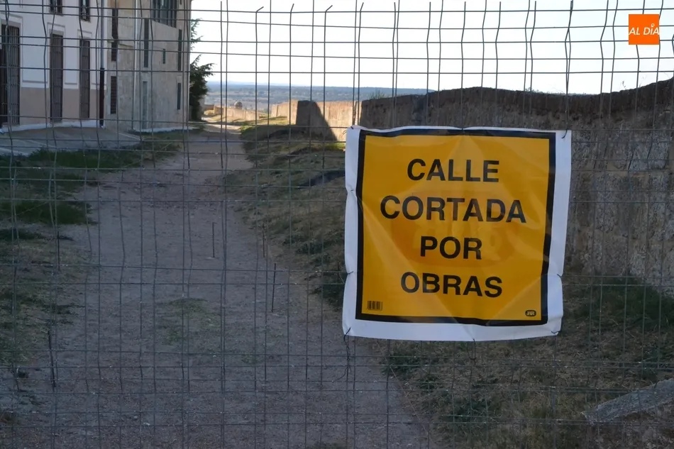 Foto 4 - Cortado al tr&aacute;nsito parte del adarve de la muralla al iniciarse las nuevas obras de reforma  