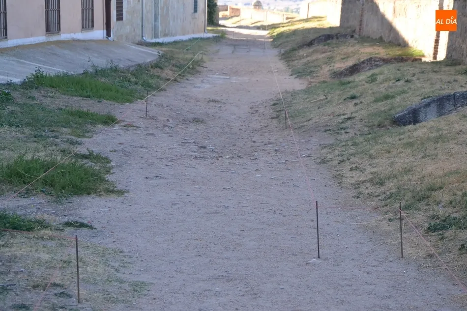 Foto 3 - Cortado al tr&aacute;nsito parte del adarve de la muralla al iniciarse las nuevas obras de reforma  