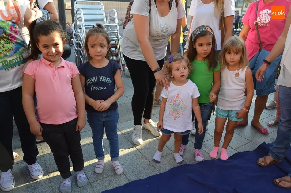 Foto 11 - Los ni&ntilde;os bejaranos corren delante de los carretones en la Plaza Mayor  