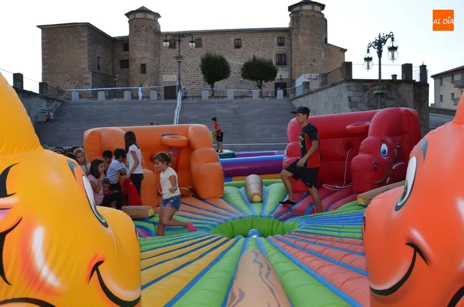 Foto 10 - Los ni&ntilde;os bejaranos corren delante de los carretones en la Plaza Mayor  