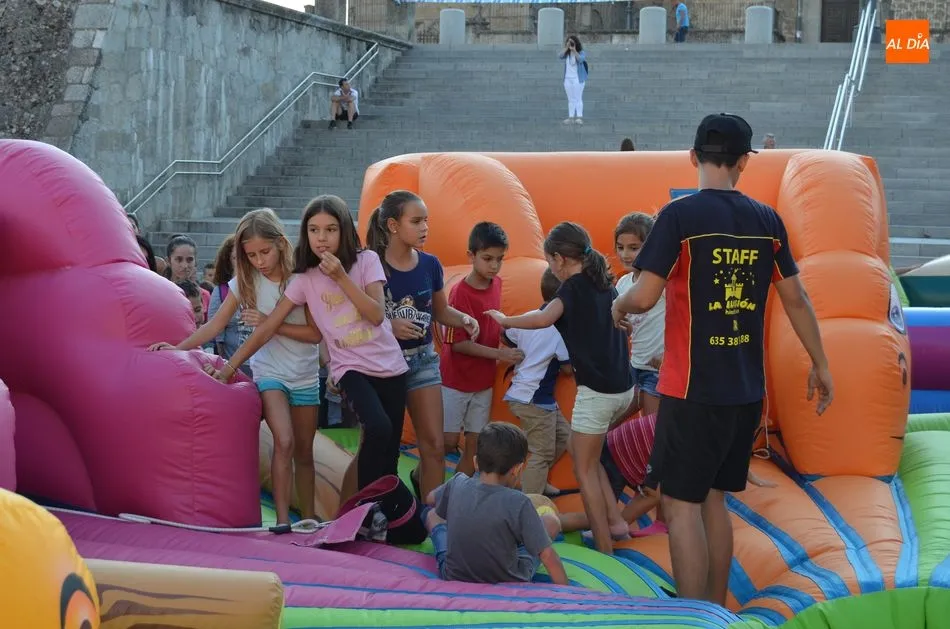 Foto 9 - Los ni&ntilde;os bejaranos corren delante de los carretones en la Plaza Mayor  