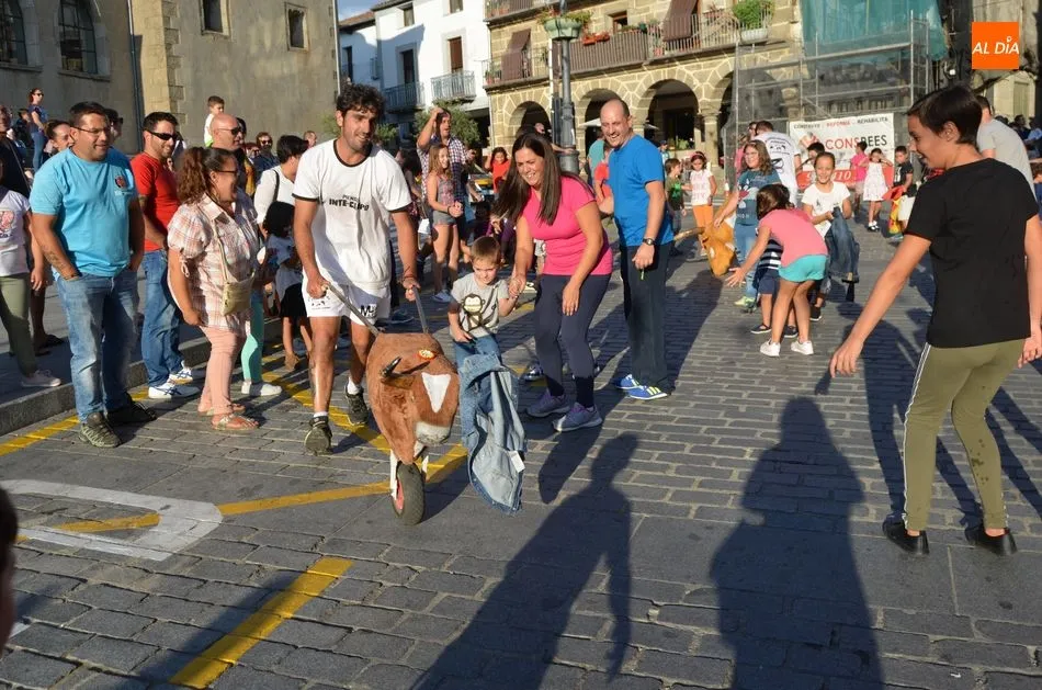 Foto 7 - Los ni&ntilde;os bejaranos corren delante de los carretones en la Plaza Mayor  
