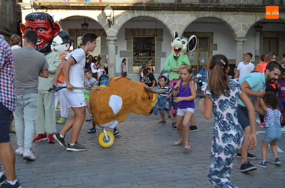 Foto 6 - Los ni&ntilde;os bejaranos corren delante de los carretones en la Plaza Mayor  