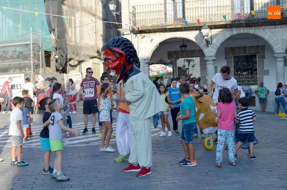Foto 5 - Los ni&ntilde;os bejaranos corren delante de los carretones en la Plaza Mayor  