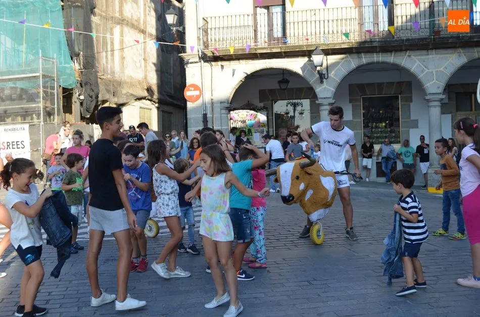 Foto 4 - Los ni&ntilde;os bejaranos corren delante de los carretones en la Plaza Mayor  