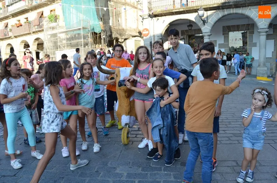Foto 3 - Los ni&ntilde;os bejaranos corren delante de los carretones en la Plaza Mayor  