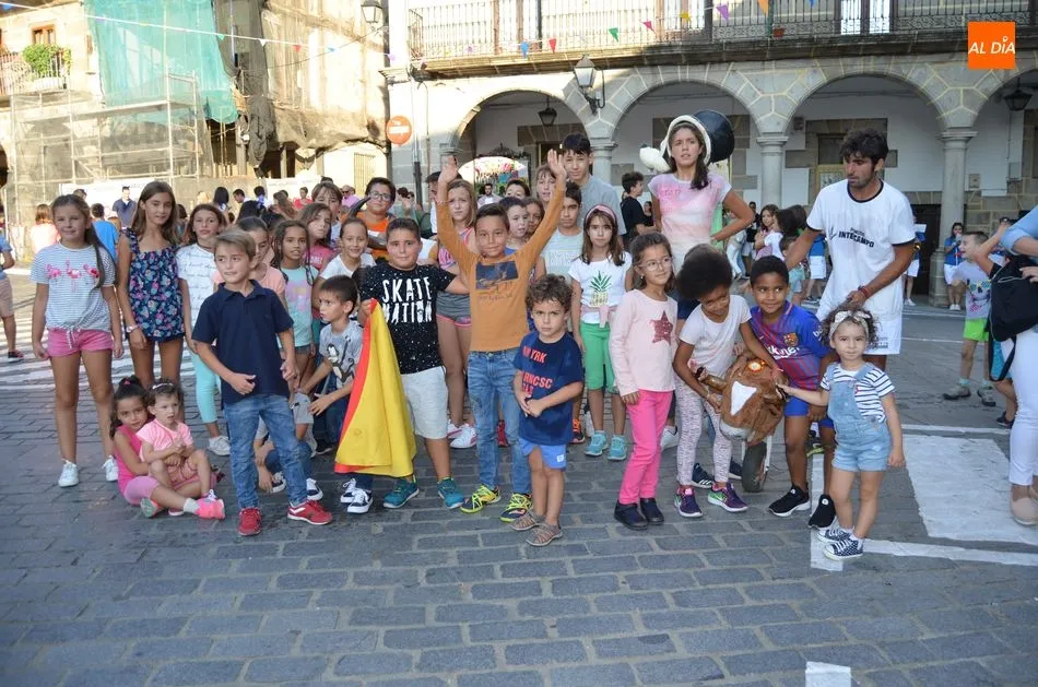 Foto 2 - Los ni&ntilde;os bejaranos corren delante de los carretones en la Plaza Mayor  