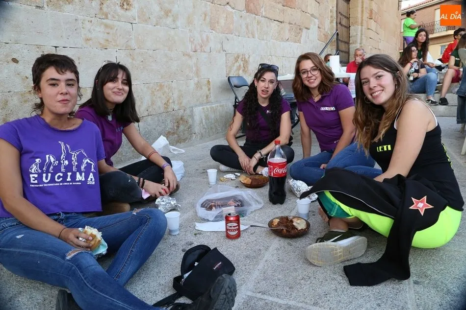 Un grupo de jóvenes degusta la vaca