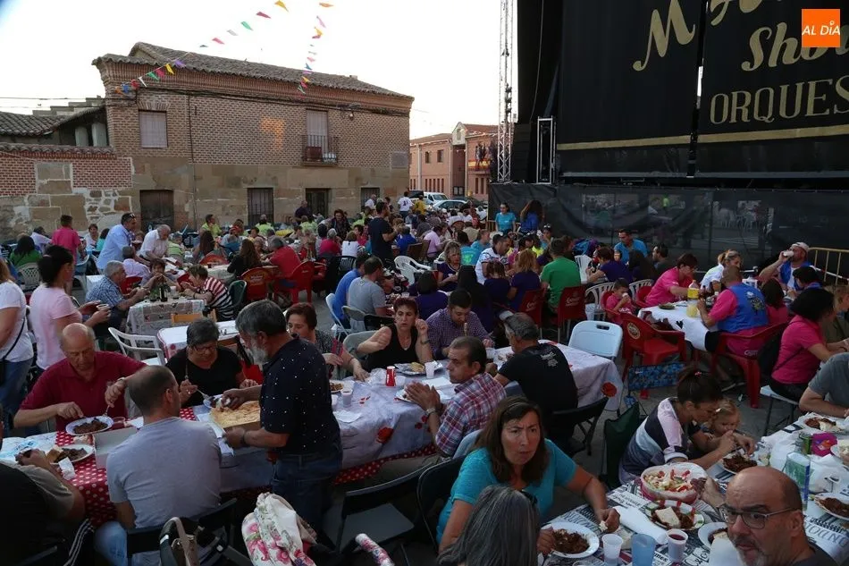 Foto 11 - Los villorejos abarrotan su Plaza Mayor para la merienda de la vaca