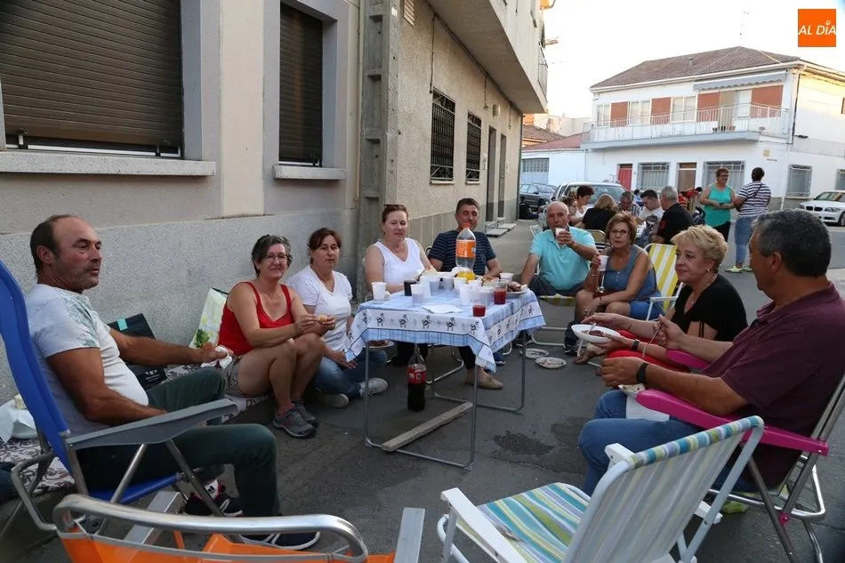 Foto 10 - Los villorejos abarrotan su Plaza Mayor para la merienda de la vaca