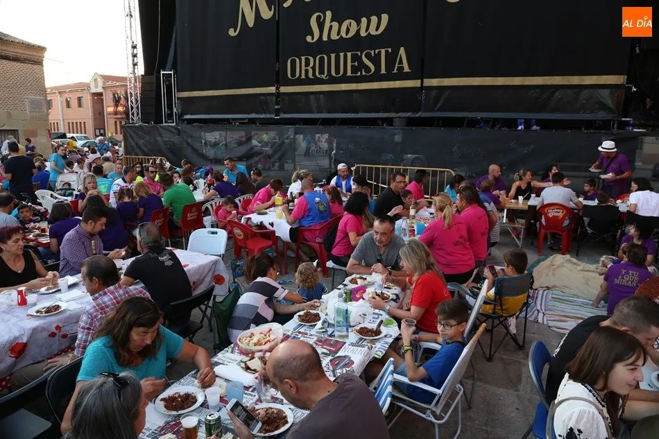 Foto 8 - Los villorejos abarrotan su Plaza Mayor para la merienda de la vaca