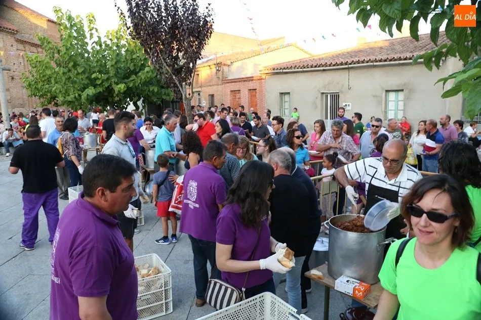 Foto 7 - Los villorejos abarrotan su Plaza Mayor para la merienda de la vaca