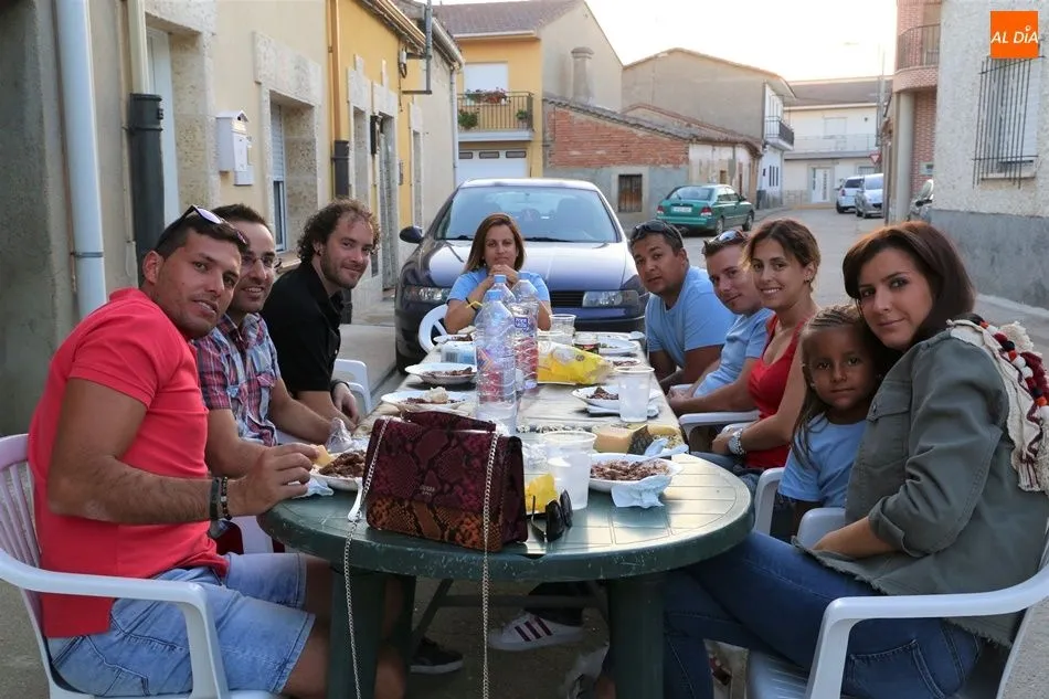 Foto 6 - Los villorejos abarrotan su Plaza Mayor para la merienda de la vaca