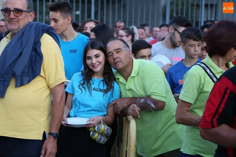 Foto 5 - Los villorejos abarrotan su Plaza Mayor para la merienda de la vaca