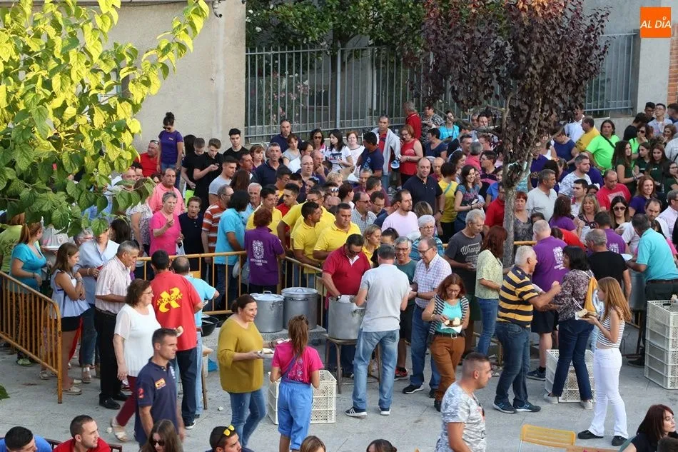 Foto 4 - Los villorejos abarrotan su Plaza Mayor para la merienda de la vaca