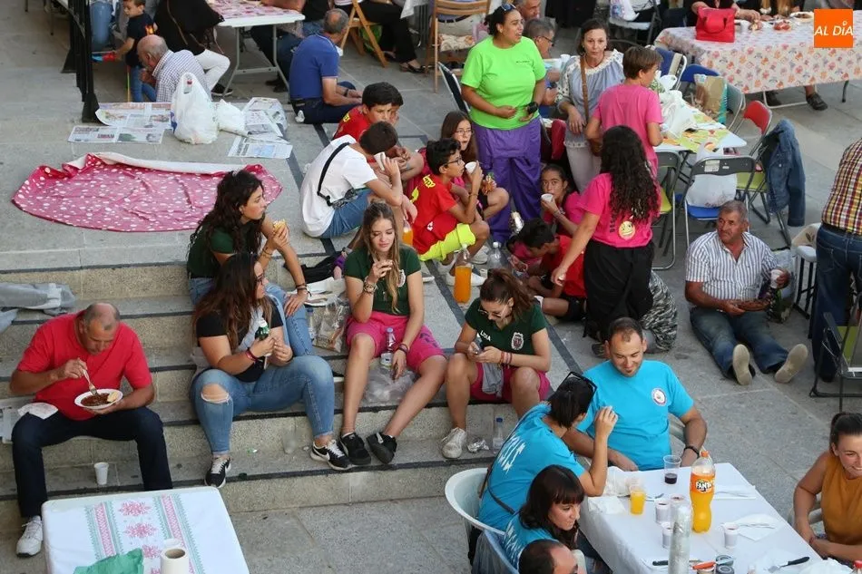 Foto 3 - Los villorejos abarrotan su Plaza Mayor para la merienda de la vaca