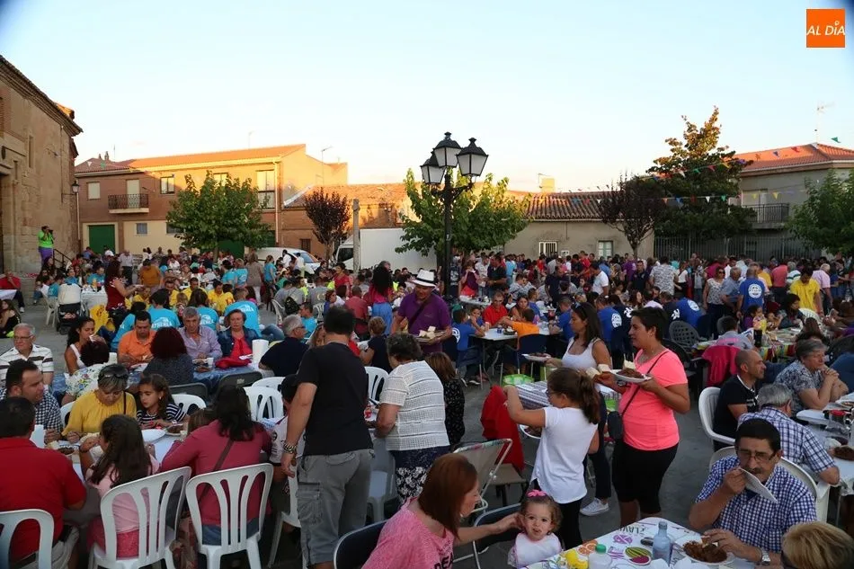 Foto 2 - Los villorejos abarrotan su Plaza Mayor para la merienda de la vaca